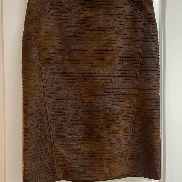 EUC Joseph Ribkoff Women’s Brown Faux Leather Ribbed Pencil Skirt Size 4 - Picture 4 of 9